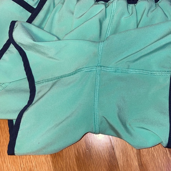 🍋 Lululemon Rare Tracker Shorts Size 6 Green/Blue - Picture 3 of 8